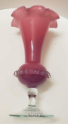 Vase italien ancien en opaline opalescente rose et blanche de Murano avec tige torsadée
