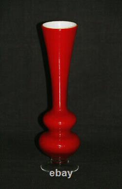 Vase italien en opaline rouge rubis vintage, encastrée des années 70 Empoli 26cm 10.2in