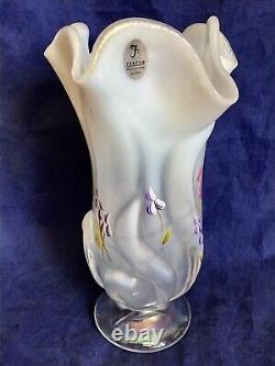 Vase mouchoir papillon Stargazer en verre d'art opalescent français de Fenton Vintage