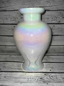 Vase opalescent iridescent blanc pastel en verre soufflé à la main américain de style Art Déco ancien