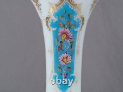 Vase opaline bohémien Harrach peint à la main avec des fleurs turquoise et des arcs mauresques dorés