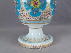 Vase opaline bohémien Harrach peint à la main avec des fleurs turquoise et des arcs mauresques dorés