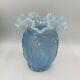 Vase Opaline Iridescente Bleue Fenton Glass 8 Avec Des Jonquilles Et Autocollant Original