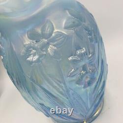 Vase opaline iridescente bleue Fenton Glass 8 avec des jonquilles et autocollant original