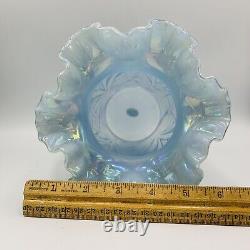 Vase opaline iridescente bleue Fenton Glass 8 avec des jonquilles et autocollant original