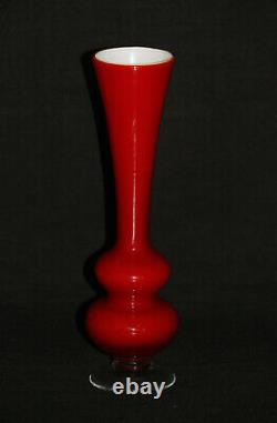 Vase opaline italienne rouge rubis vintage ciselé Empoli des années 70 de 26cm 10.2in