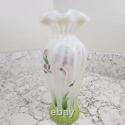 Vase peint en verre opalescent français Fenton signé Susan K Fenton avec autocollant