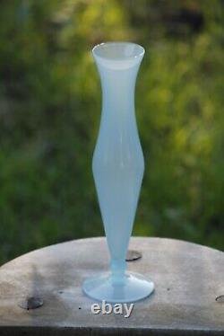 Vase pied en verre opalin bleu italien vintage des années 70, 25cm 9.85in forme rare de Murano
