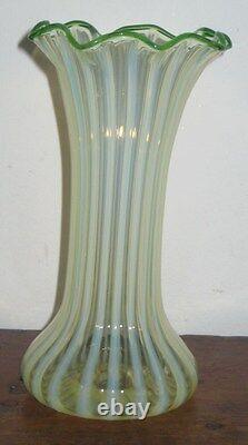 Vase rare à rayures en opaline britannique Circa 1880s