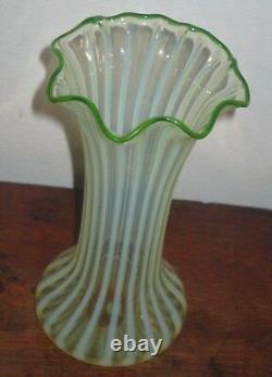 Vase rare à rayures en opaline britannique Circa 1880s