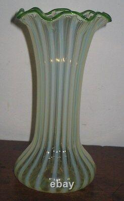 Vase rare à rayures en opaline britannique Circa 1880s