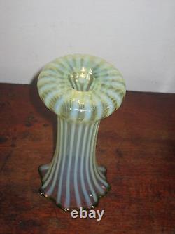 Vase rare à rayures en opaline britannique Circa 1880s