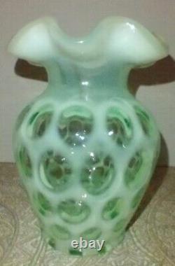 Vase rare en verre d'art Fenton vert opalescent à pois en forme de pièce de monnaie avec bordure ondulée, 5 1/4 pouces, signé.