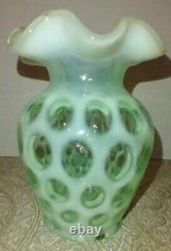 Vase rare en verre d'art Fenton vert opalescent à pois en forme de pièce de monnaie avec bordure ondulée, 5 1/4 pouces, signé.