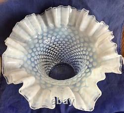 Vase vintage en verre d'art Fenton French Opalescent Hobnail évasé de 10 1/2 pouces