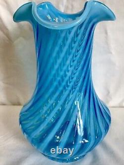 Vase vintage en verre d'art Fenton opalescent bleu à motif torsadé.