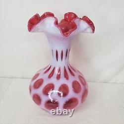 Vase vintage en verre rose cranberry Fenton à volants, motif de pièce de monnaie opalescent, 8,5 pouces