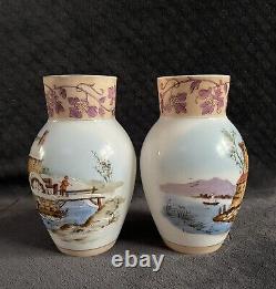 Vases de cheminée en verre opaline représentant une scène de paysage bohémien français ancien