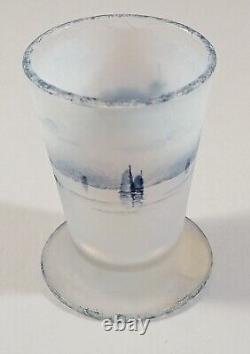 Verre à liqueur à pied en opaline texturée avec paysage néerlandais ancien de Daum Nancy