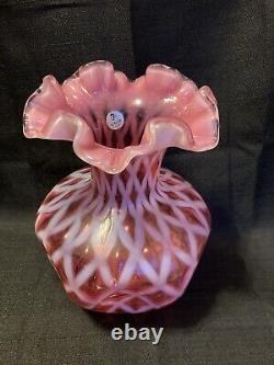 Verre d'Art Fenton, Grand Vase Pincé à Optique de Diamant Cranberry Opalescent à Bordure Festonnée