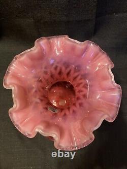 Verre d'Art Fenton, Grand Vase Pincé à Optique de Diamant Cranberry Opalescent à Bordure Festonnée