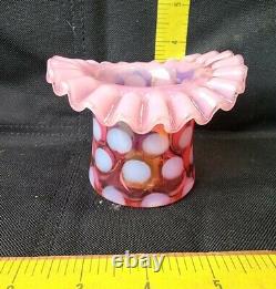 Verre d'art Fenton Cranberry Opalescent Ruffled Coin Dot Vase Chapeau Haut Impeccable