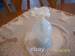 Verre d'art Fenton ancien Pichet à volants en motif de pièces opalescentes blanches françaises