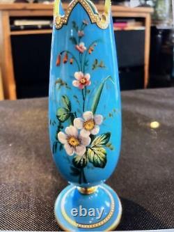 Verre opalin bleu du XIXe siècle finement émaillé Moser ou Harrach