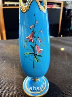 Verre opalin bleu du XIXe siècle finement émaillé Moser ou Harrach
