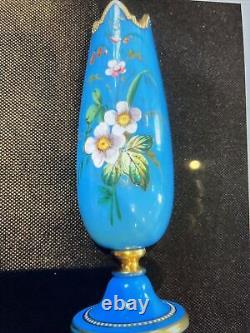 Verre opalin bleu du XIXe siècle finement émaillé Moser ou Harrach