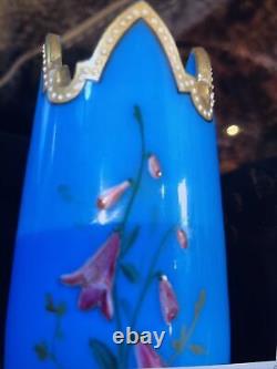 Verre opalin bleu du XIXe siècle finement émaillé Moser ou Harrach