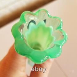 Vintage 2 Fostoria Heirloom Green Opalescent 6 & 5.5 Bud Vases Art Glass  	<br/>
 

<br/>	 Translation: 2 vases à boutons de 6 et 5,5 pouces en verre d'art opalescent vert héritage Fostoria vintage