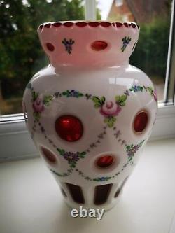 Vintage Bohemian / Tchèque Opaline Et Rubis Overlay Floral Design Vase En Verre D'art