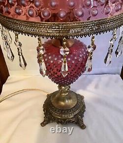 Vintage Fenton Art Glass Cranberry Opalescent Hobnail Lampe Avec Prismes H3