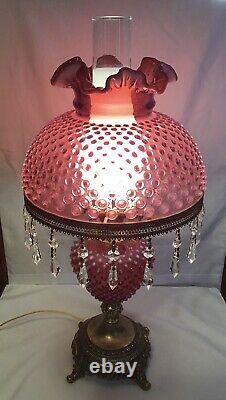 Vintage Fenton Art Glass Cranberry Opalescent Hobnail Lampe Avec Prismes H3