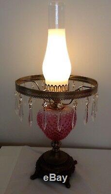Vintage Fenton Art Glass Cranberry Opalescentes Cloutés Lampe Avec Prismes
