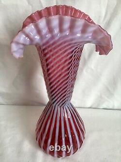 Vintage Fenton Art Verre Canneberge Opalescent Spiral Optic Tall Ivy Vase