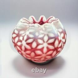 Vintage Fenton Country Cranberry Rose Bowl Vase Opalescent Ruffled Snowflake  <br/>  
    <br/>	Translation: Vase Rétro Fenton Country en Cristal de Canneberge, Opalescent, en Forme de Rose avec Bordure en Flocons de Neige