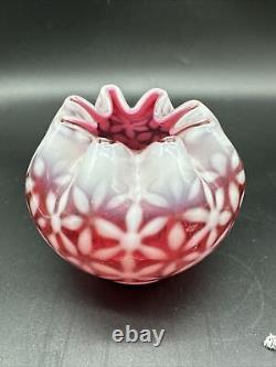 Vintage Fenton Country Cranberry Rose Bowl Vase Opalescent Ruffled Snowflake <br/>

 <br/>	 Translation: Vase Rétro Fenton Country en Cristal de Canneberge, Opalescent, en Forme de Rose avec Bordure en Flocons de Neige