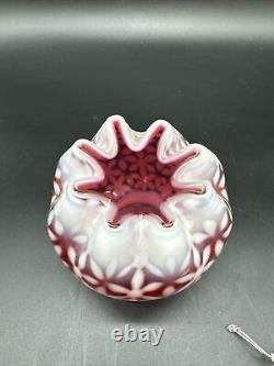 Vintage Fenton Country Cranberry Rose Bowl Vase Opalescent Ruffled Snowflake<br/>
 	<br/>Translation: Vase Rétro Fenton Country en Cristal de Canneberge, Opalescent, en Forme de Rose avec Bordure en Flocons de Neige