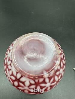 Vintage Fenton Country Cranberry Rose Bowl Vase Opalescent Ruffled Snowflake		<br/>  
<br/>  Translation: Vase Rétro Fenton Country en Cristal de Canneberge, Opalescent, en Forme de Rose avec Bordure en Flocons de Neige