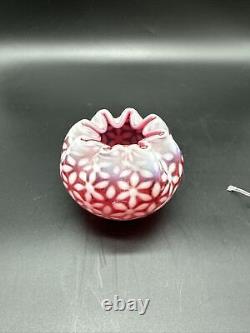 Vintage Fenton Country Cranberry Rose Bowl Vase Opalescent Ruffled Snowflake


<br/> 
   <br/>	Translation: Vase Rétro Fenton Country en Cristal de Canneberge, Opalescent, en Forme de Rose avec Bordure en Flocons de Neige