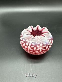 Vintage Fenton Country Cranberry Rose Bowl Vase Opalescent Ruffled Snowflake
	
 <br/> 
<br/>
Translation: Vase Rétro Fenton Country en Cristal de Canneberge, Opalescent, en Forme de Rose avec Bordure en Flocons de Neige