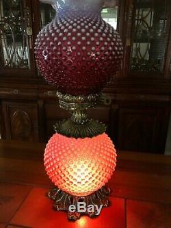 Vintage Fenton Gwtw Cranberry Opalescent Cloutés Lampe De Table, 24 1/2 Élevé