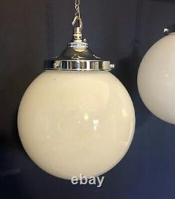 Vintage Large 20cm Opaline Glass Globe Lights Avec Galeries Et Crochets