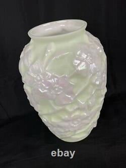 Vintage Phoenix / Verre D'art Consolidé Vase En Bois De Chien Blanc Opalescent 10 1/2
