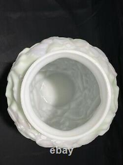 Vintage Phoenix / Verre D'art Consolidé Vase En Bois De Chien Blanc Opalescent 10 1/2