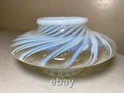Vintage vase en verre d'art opalescent soufflé à la main avec des côtes froissées
