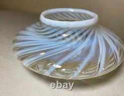 Vintage vase en verre d'art opalescent soufflé à la main avec des côtes froissées