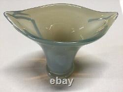 Vtg Étrier Opalescent Clair / Opaque À La Main Blown Art Glass Whale Tail Flower Vase